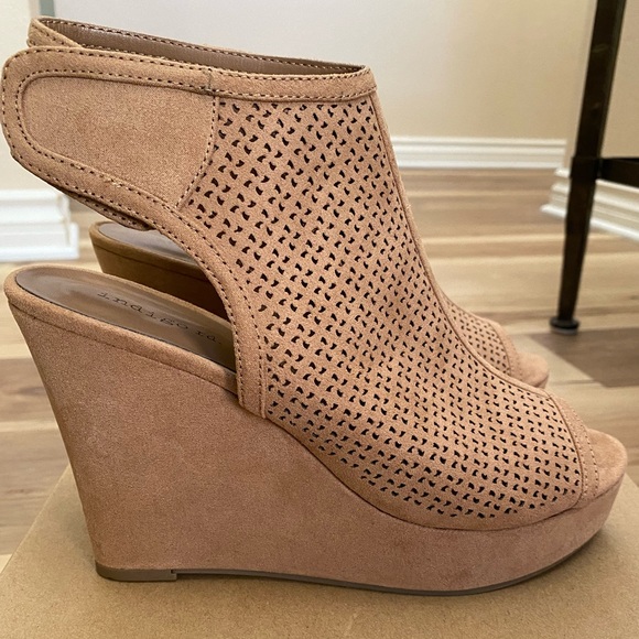 NWT Light Brown Wedge Sandals Suede - Size 8.5 - Picture 3 of 11